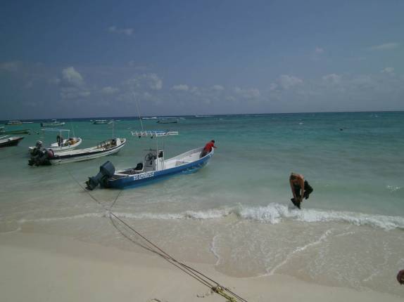 A Ana se veste para mergulho em praia de Playa del Carmen, no litoral do Yucatán, no México